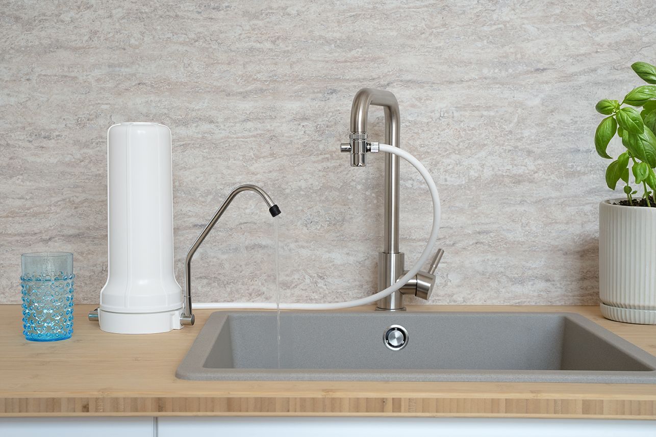 typische Küchenszene mit Auftischfilter Basic